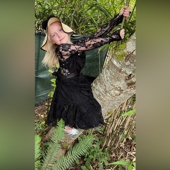 SHANNONKELSE598 ‼️ BIG BUNDLE DEALS Like this flyer to be notified when I’m live - Picture 7 of 8